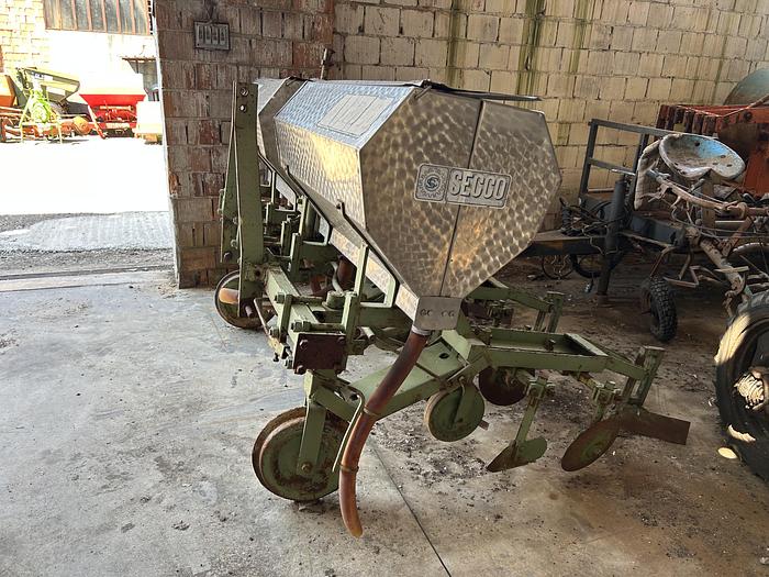 Usato Sarchio marca SECCO, porta concime in acciaio