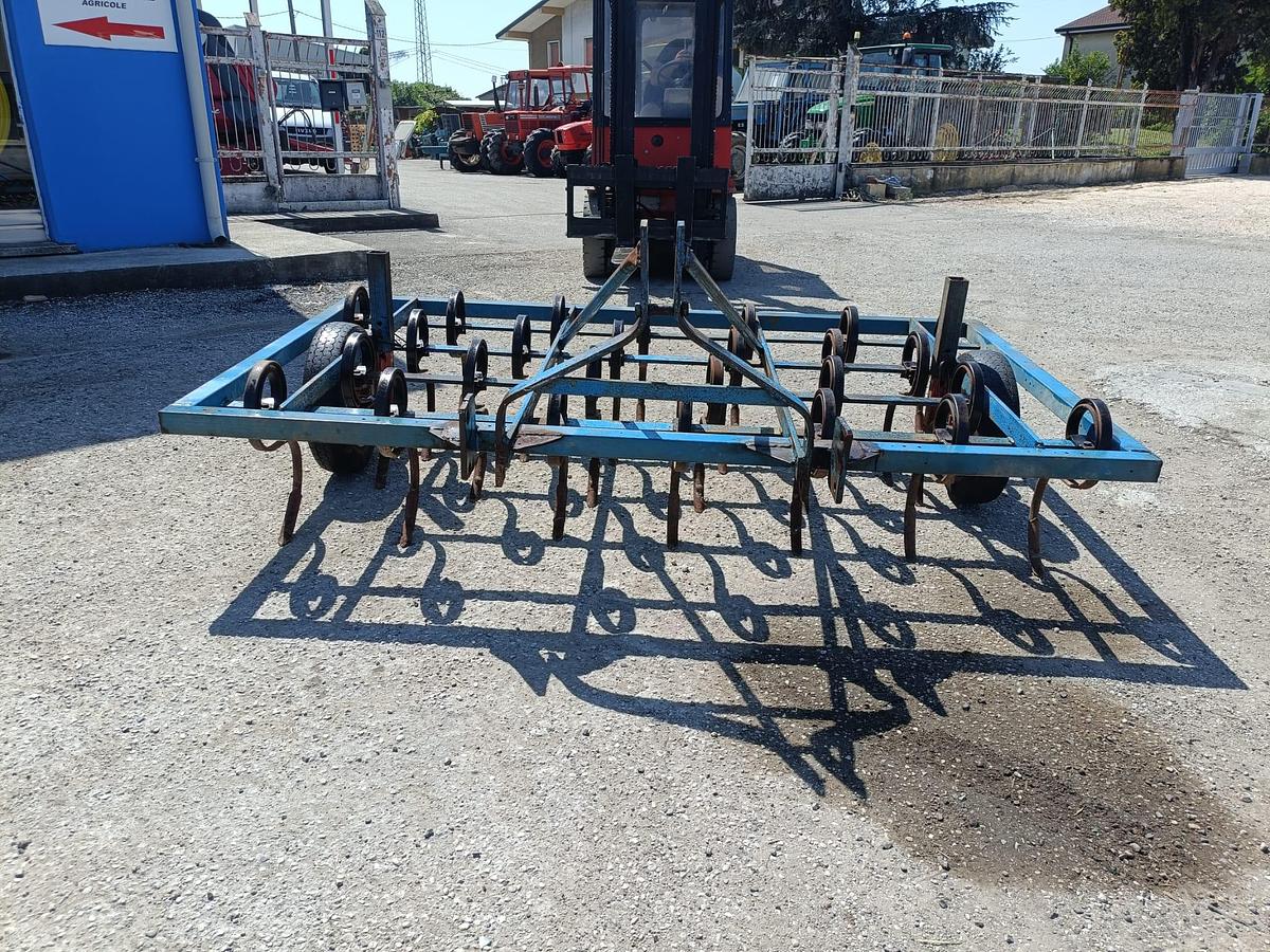 Usato vibrocoltivatore da 2,50 metri con ruote
