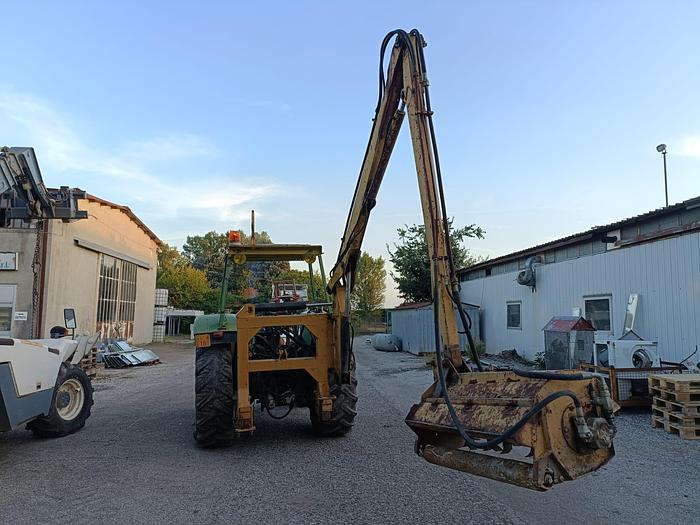 Usato John Deere 2120 con braccio Procmas da 6 m