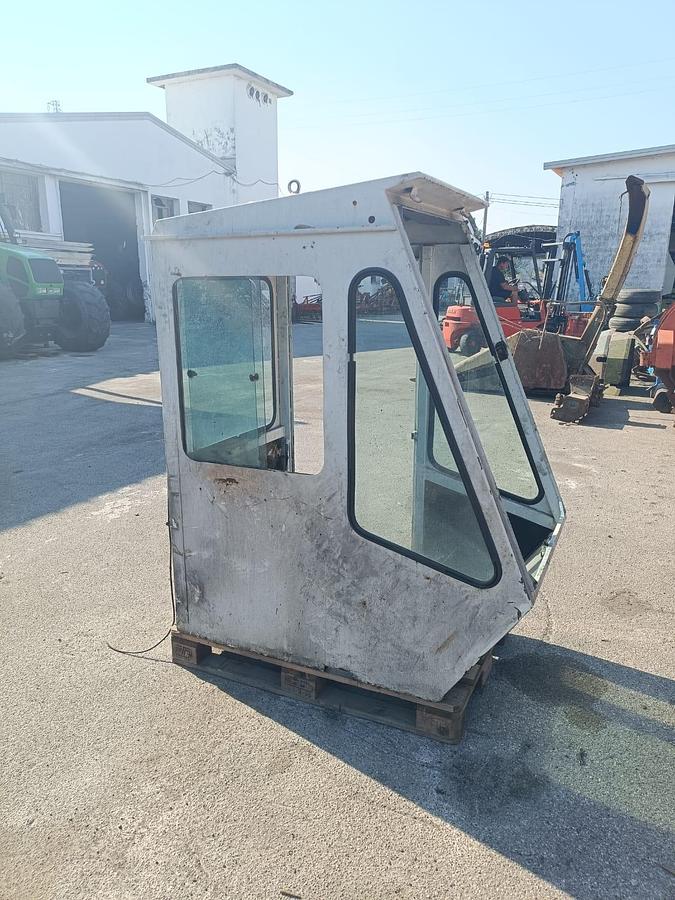 Usato cabina per escavatore o carica letame
