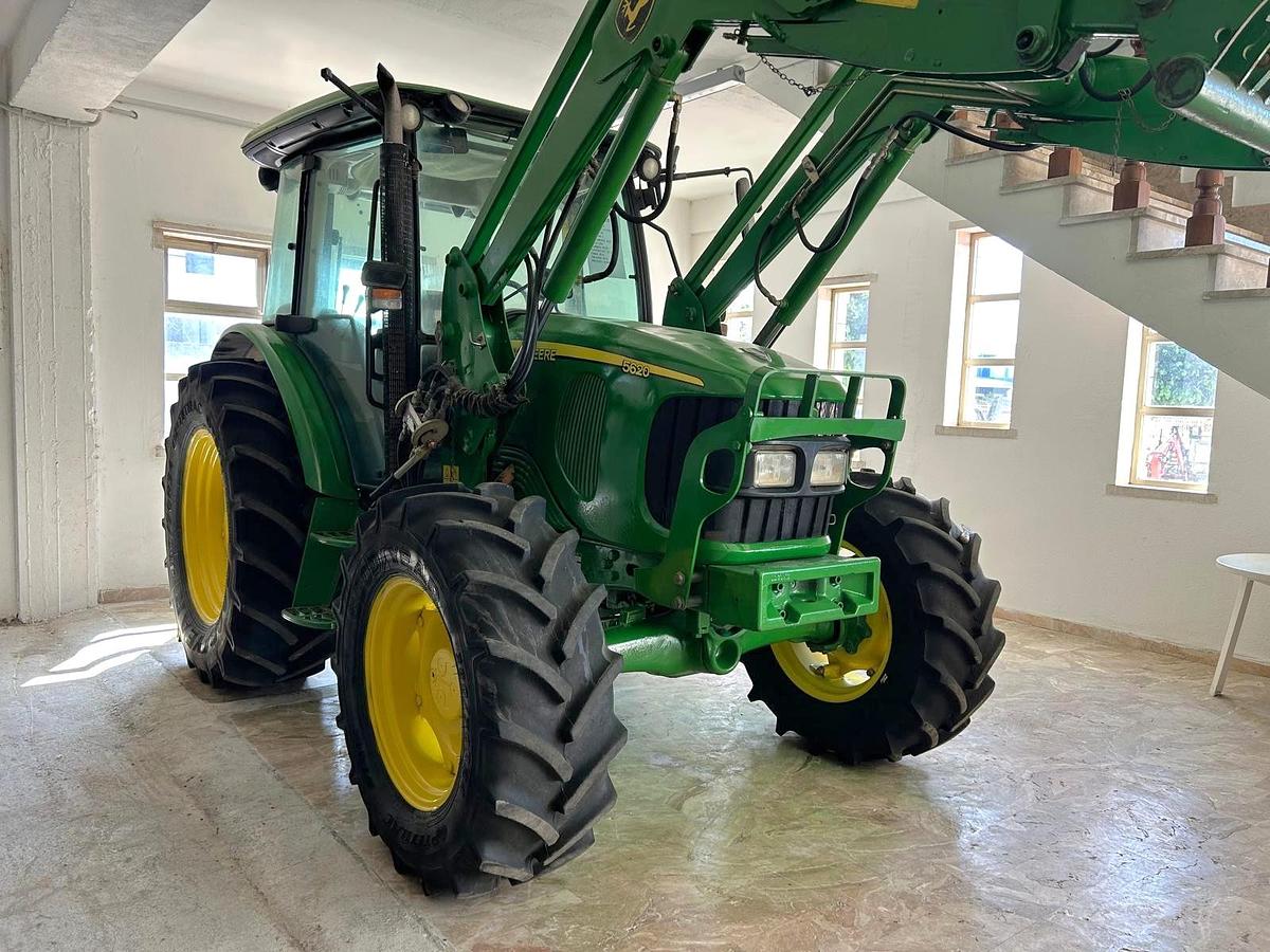 Usato John Deere 5620-caricatore e forche