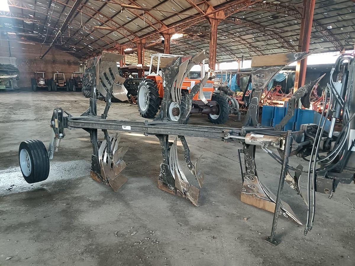Usato Aratro trivomere con ali a stecche- tutto idraulico- variabile