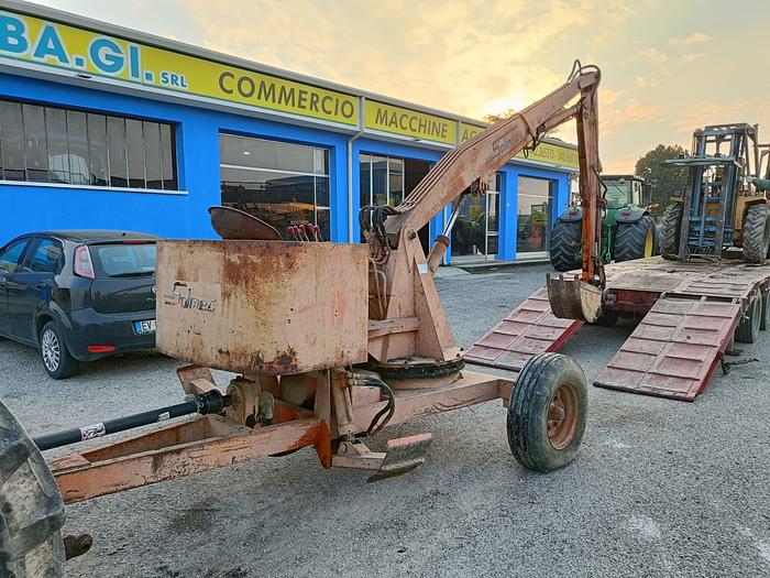 Usato Caricaletame trainato con staffe idrauliche