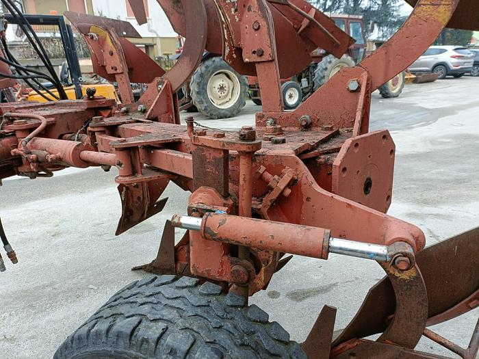 Usato Aratro bivomere idraulico dentro e fuori solco