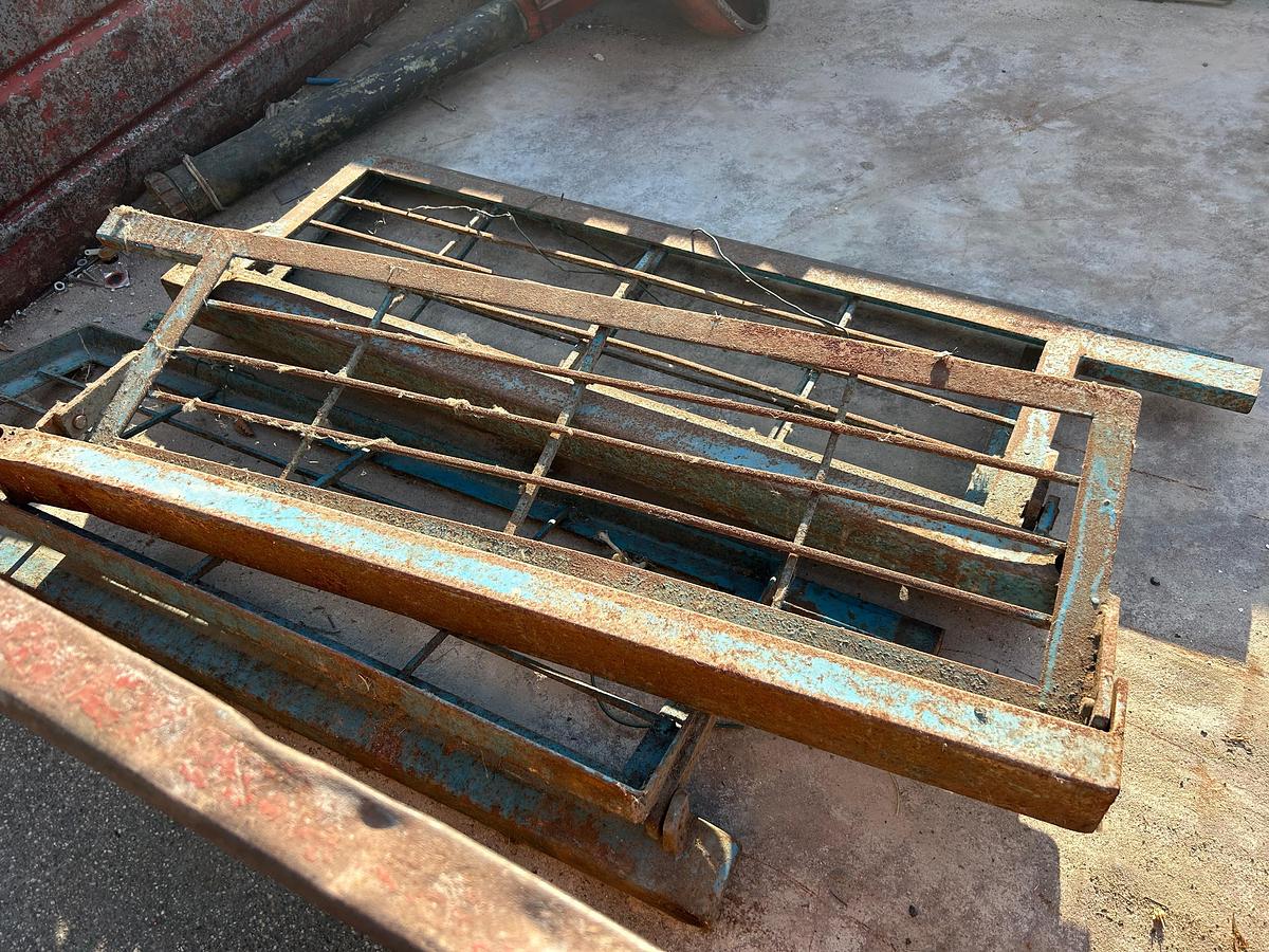 Usato Rimorchio da uva ribaltabile trilaterale- altezza 3,50m