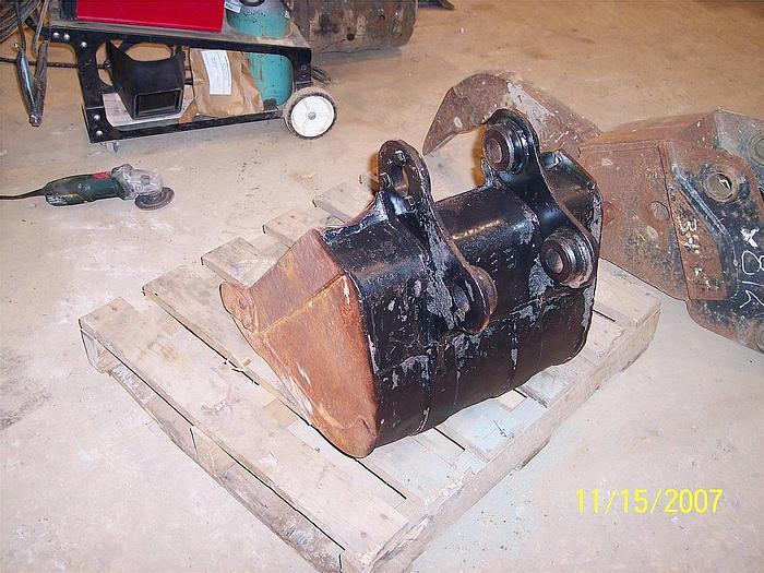 Used 18" USED BUCKET W/ 3 TEETH, 35mm PINS, 4 7/8" BETWEEN EARS, 7 1/8" PIN SPREAD.