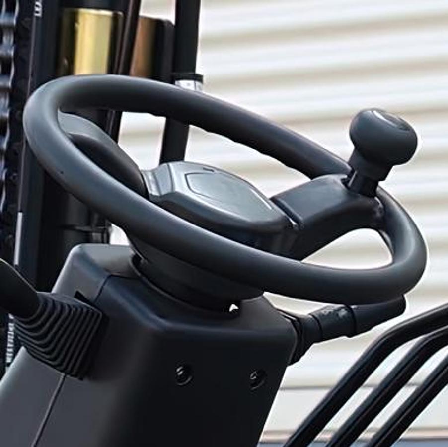 Diesel powered pneumatic forklift - Exceptional performance - Heavy Duty.