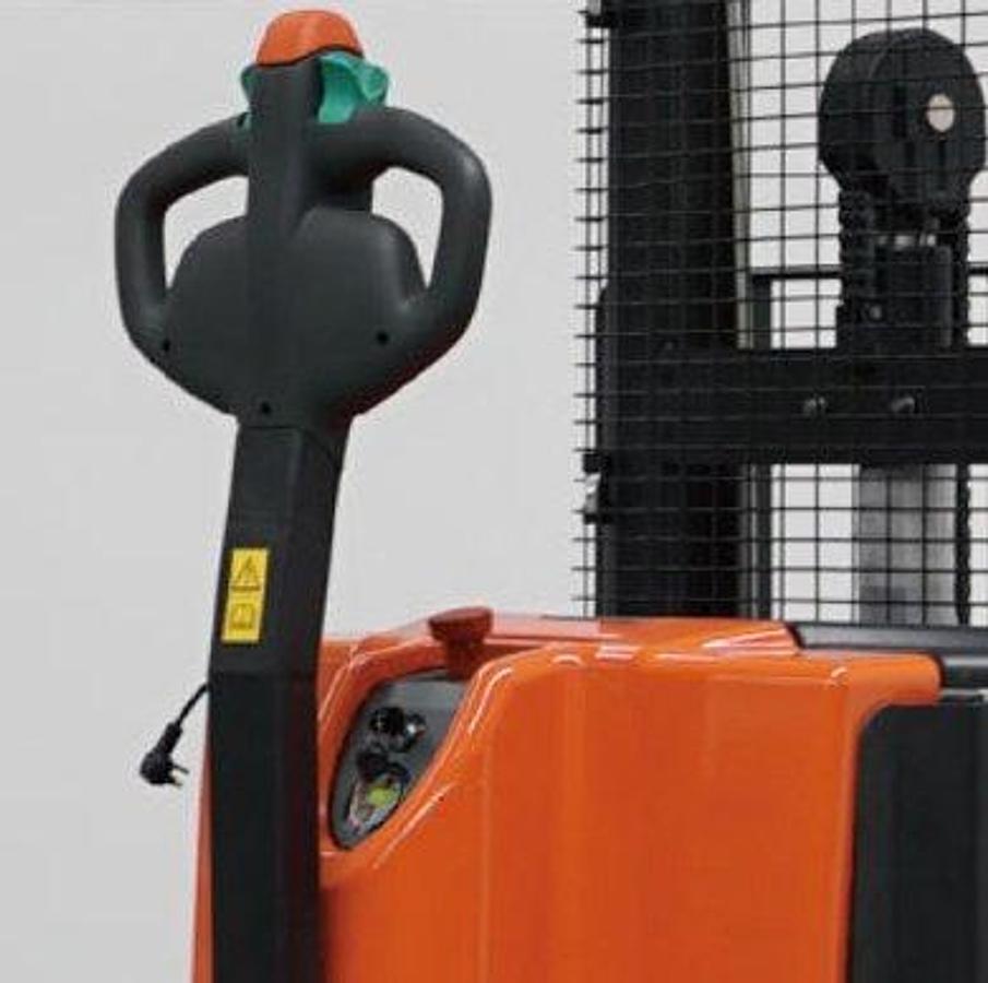 Professional electric walkie straddle stacker - Heavy-duty - High productivity.