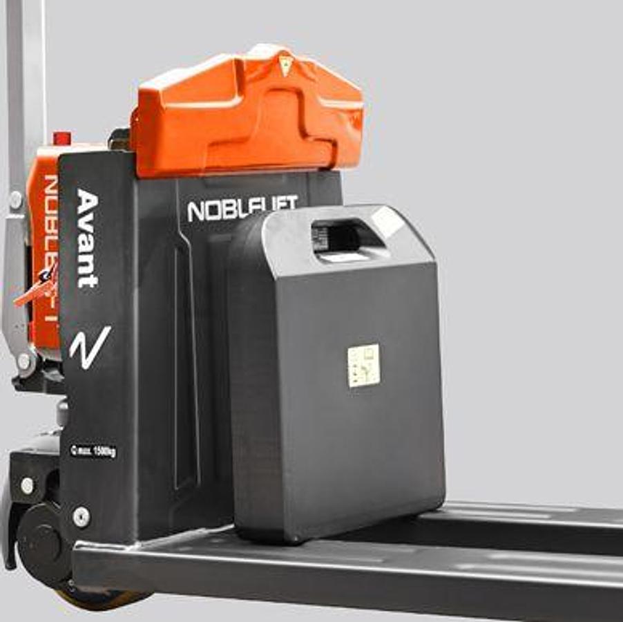 AVANT Lithium powered electric pallet jack - Compact - Tight turning.