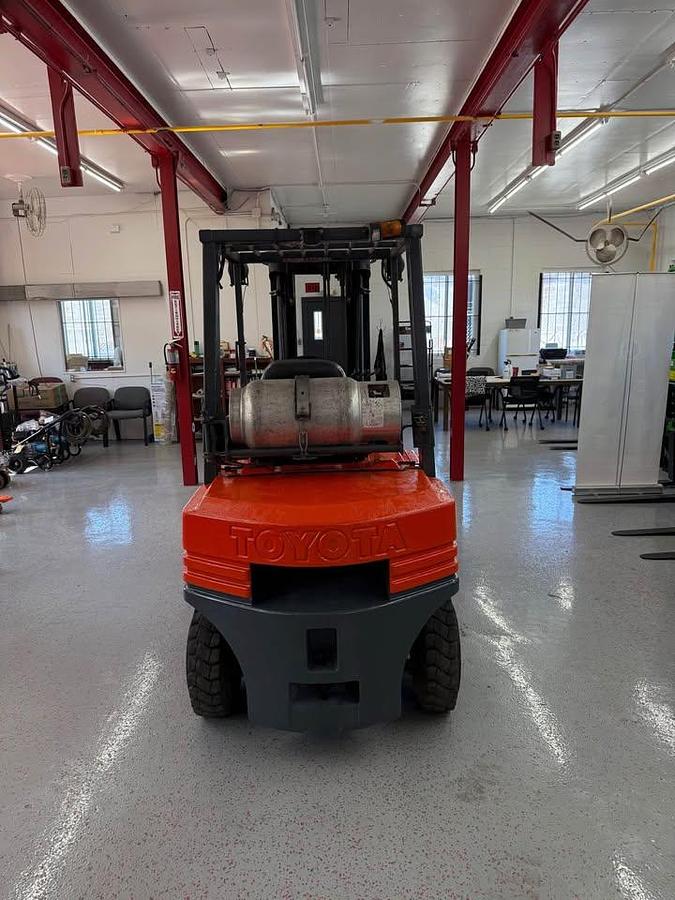 Used Toyota 5,000lbs Capacity Forklift 42-5FG25