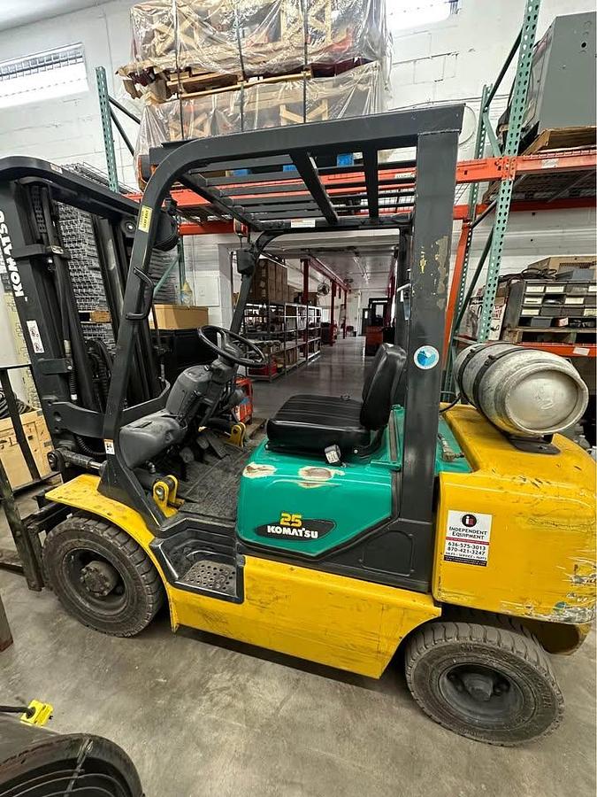 Used KOMATSU 5,000lbs capacity solid pneumatic tire ForkliftFG25T-14