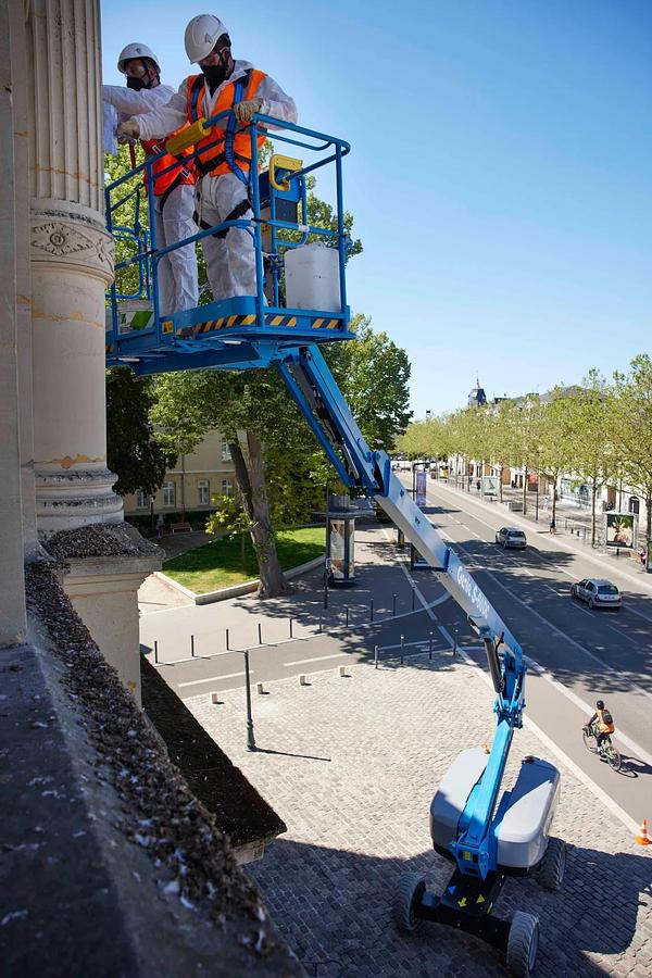 60-61 ft. Telescopic Boom Lift, Electric