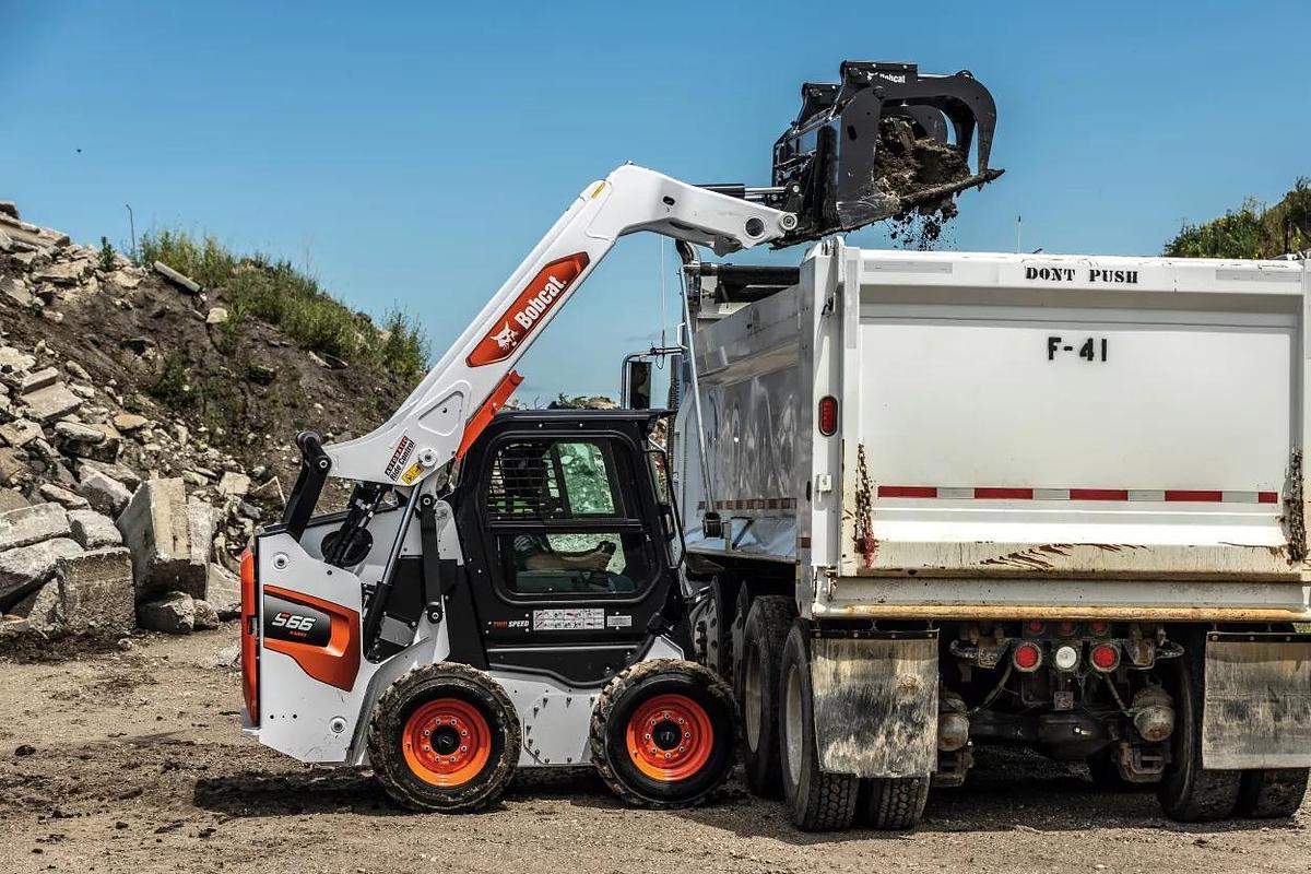 2,500-2,900 lb. Skid Steer, High Flow