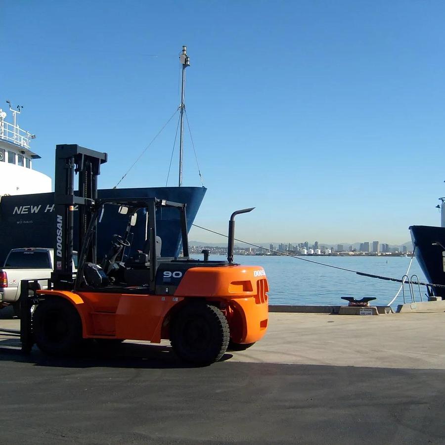 22,500lb. Diesel Warehouse Forklift, Pneumatic Tires
