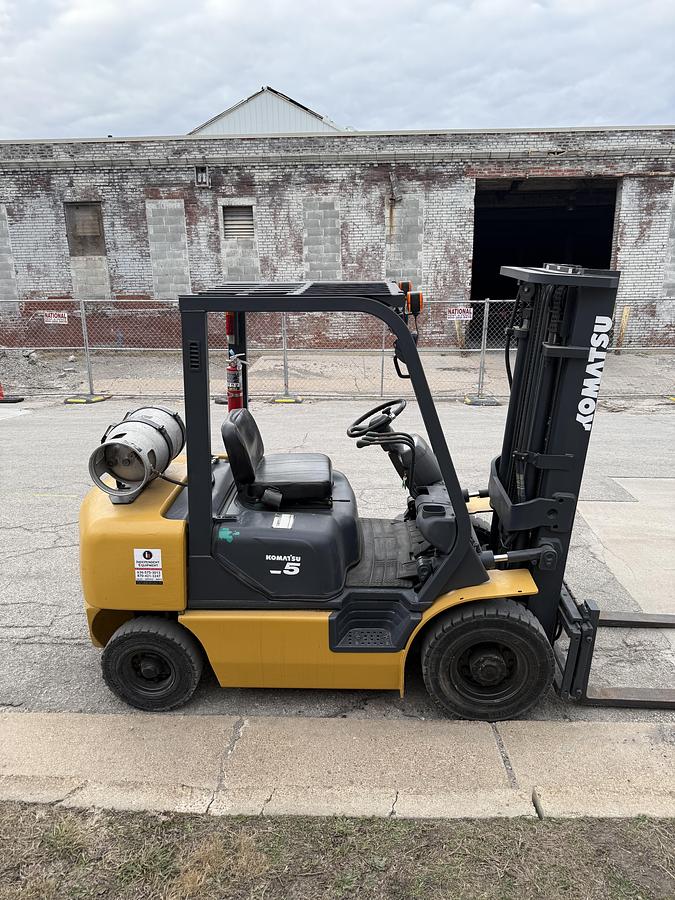 Used KOMATSU 5,000lbs capacity solid pneumatic tire ForkliftFG25T-14