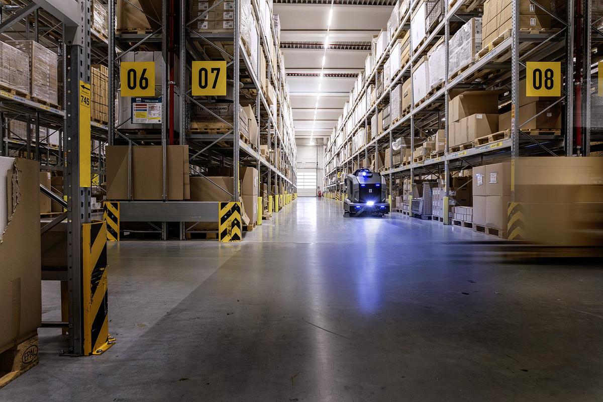 KIRA BR 200 Autonomous Floor Scrubber