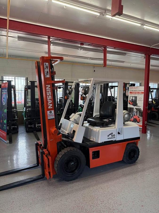 Used Nissan 5,000lbs Capacity Solid pneumatic tire forklift