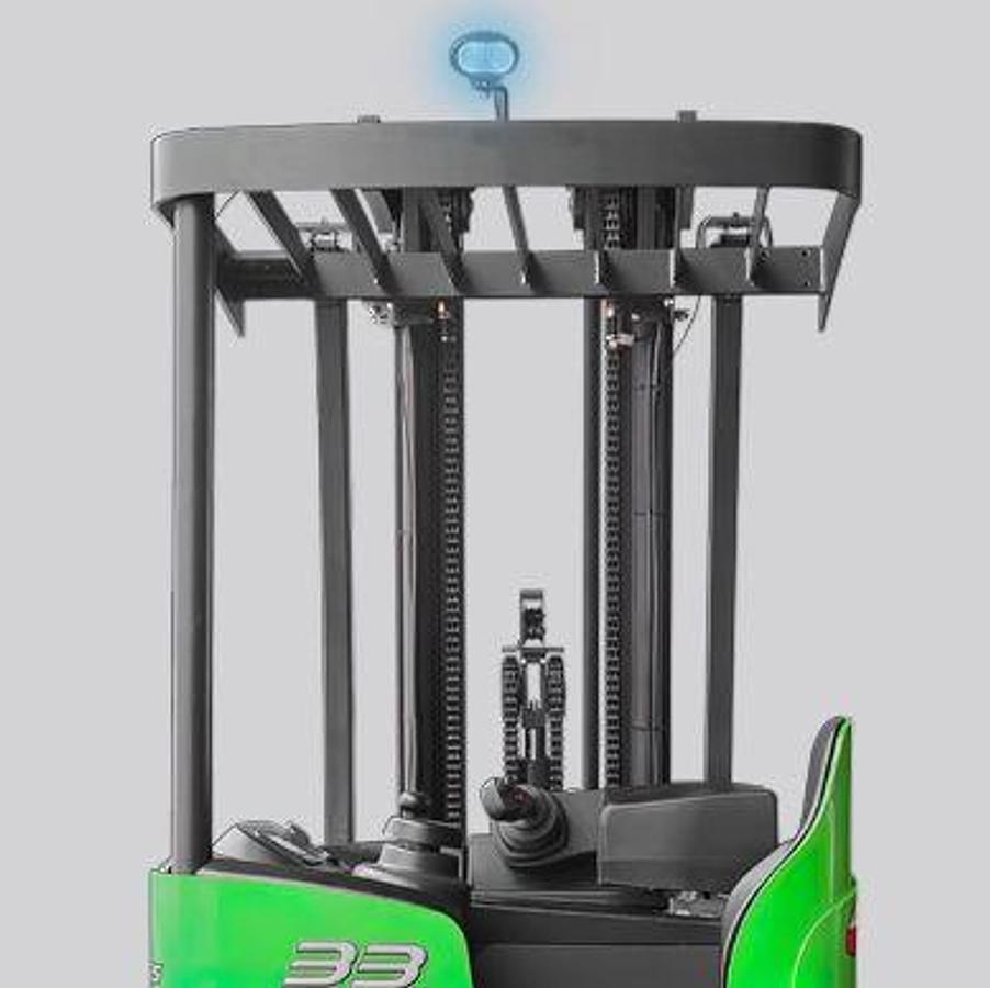 Lithium stand-up counterbalance forklift  - High maneuverability - High productivity.