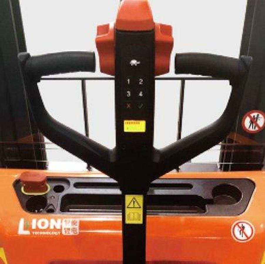 Lithium-ion powered walkie straddle stacker - Light-duty - High productivity.
