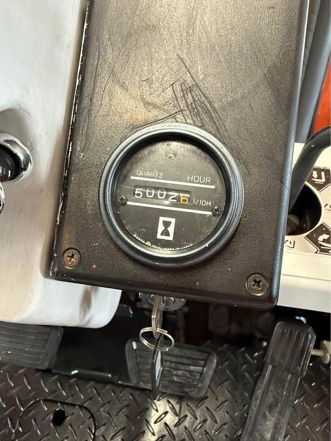 Used Nissan 5,000lbs Capacity Solid pneumatic tire forklift