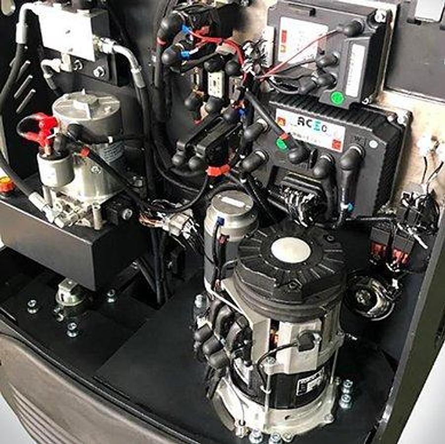 Electric rider tugger - Tow tractor - High capacity - Tight turning radius.