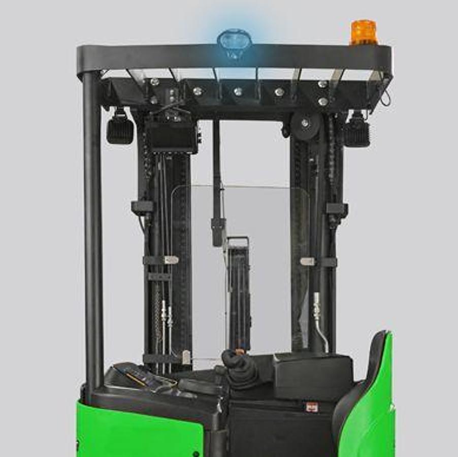Lithium stand-up pantograph reach truck  - High maneuverability - High productivity.