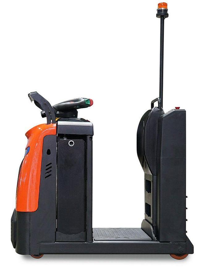 Electric rider tugger - Tow tractor - High capacity - Tight turning radius.