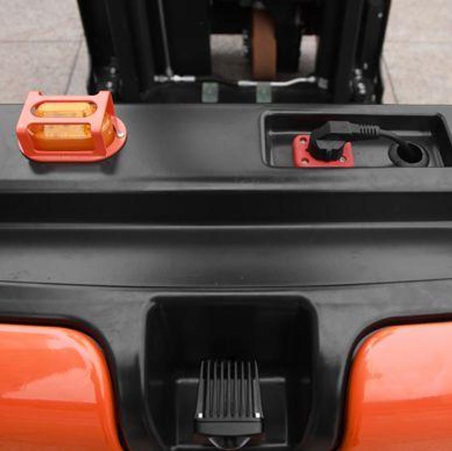 Lithium-ion HERO - Task Support Vehicle - Unmatched efficiency in order picking.