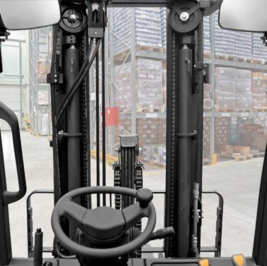 FE3C40Q
4,000 lb Capacity
3-Wheel Lithium-ion Forklift
Cushion Tires