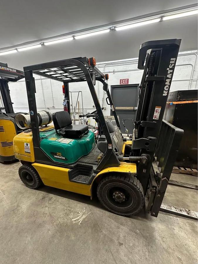 Used KOMATSU 5,000lbs capacity solid pneumatic tire ForkliftFG25T-14