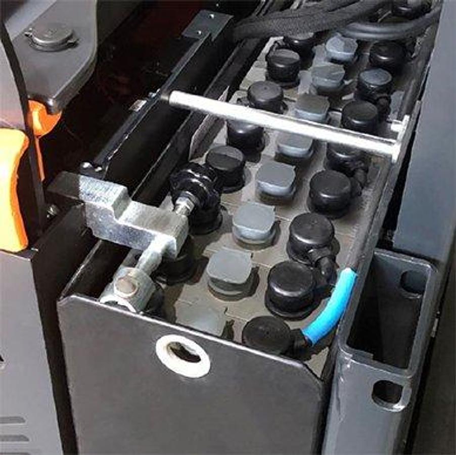 Electric rider tugger - Tow tractor - High capacity - Tight turning radius.