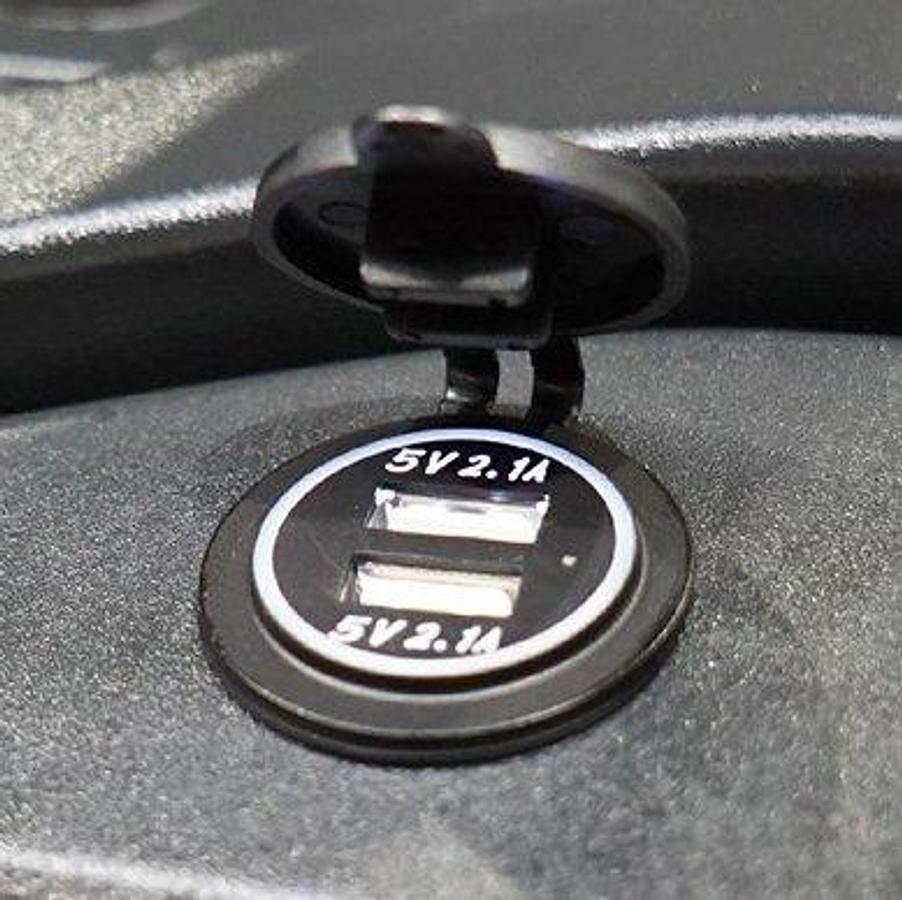 Electric rider tugger - Tow tractor - High capacity - Tight turning radius.