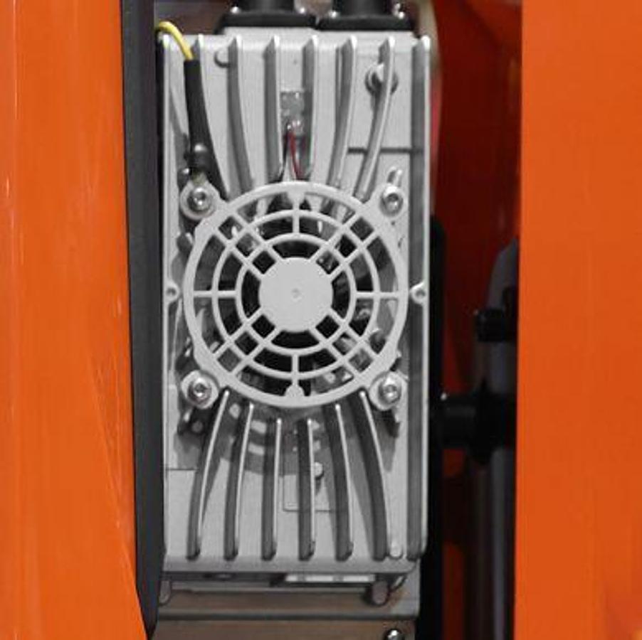 Lithium-ion powered electric pallet jack - Compact - Tight turning.