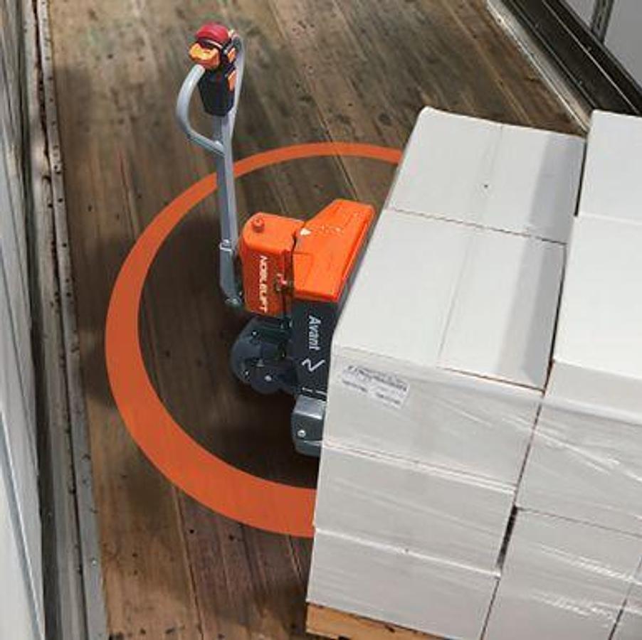AVANT Lithium powered electric pallet jack - Compact - Tight turning.