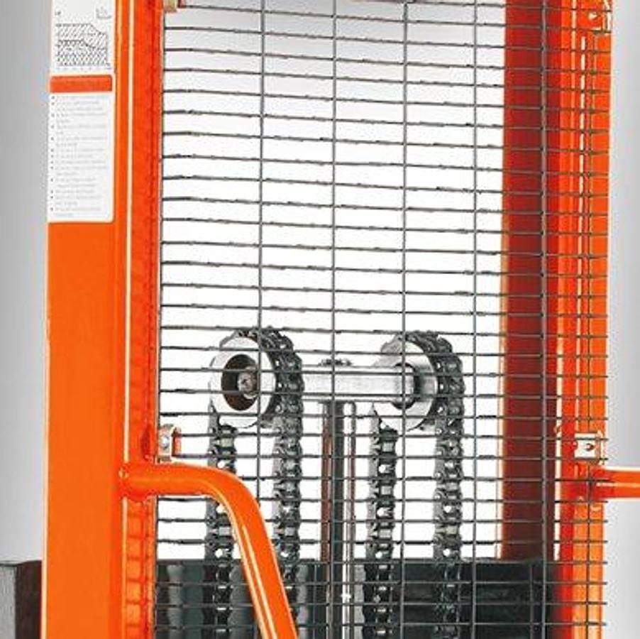 SFH22-118
2,200 lb Capacity
Manual Stacker
118 in (2-Stage) Lift Height
Polyurethane Casters Tires