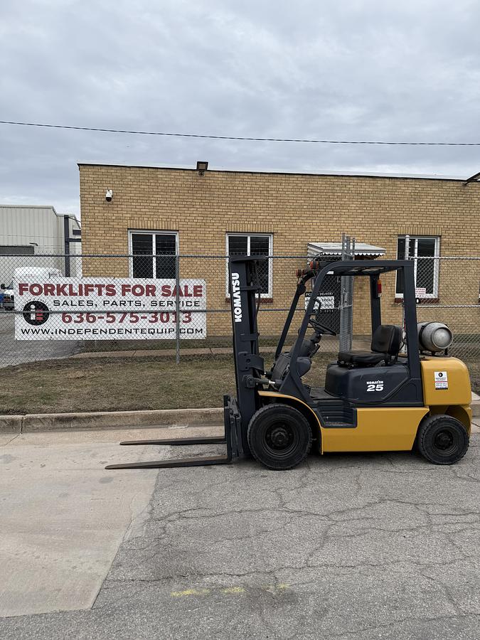 Used KOMATSU 5,000lbs capacity solid pneumatic tire ForkliftFG25T-14