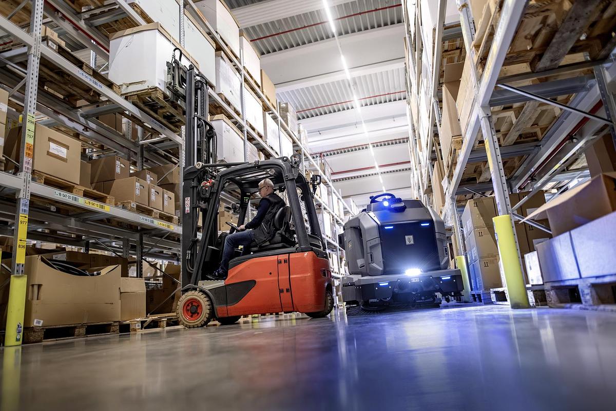 KIRA BR 200 Autonomous Floor Scrubber