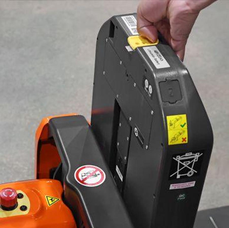 Lithium-ion powered electric pallet jack - Compact - Tight turning.