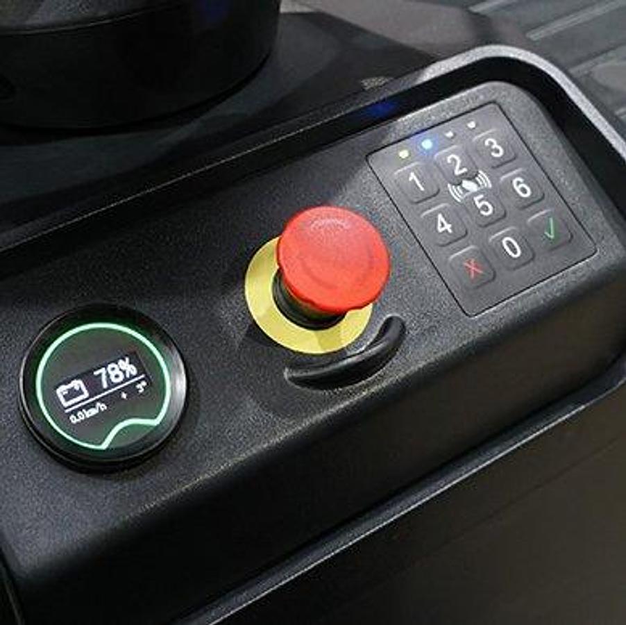 Electric rider tugger - Tow tractor - High capacity - Tight turning radius.