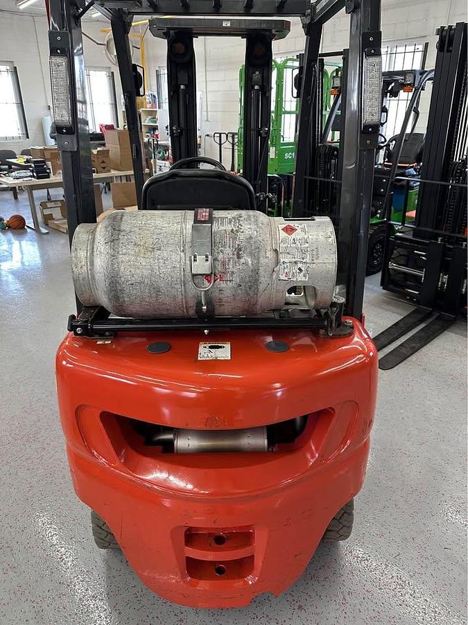 Used UNICARRIER 3,500lbs capacity Pneumatic Tire NON Marking MP1FA18LV