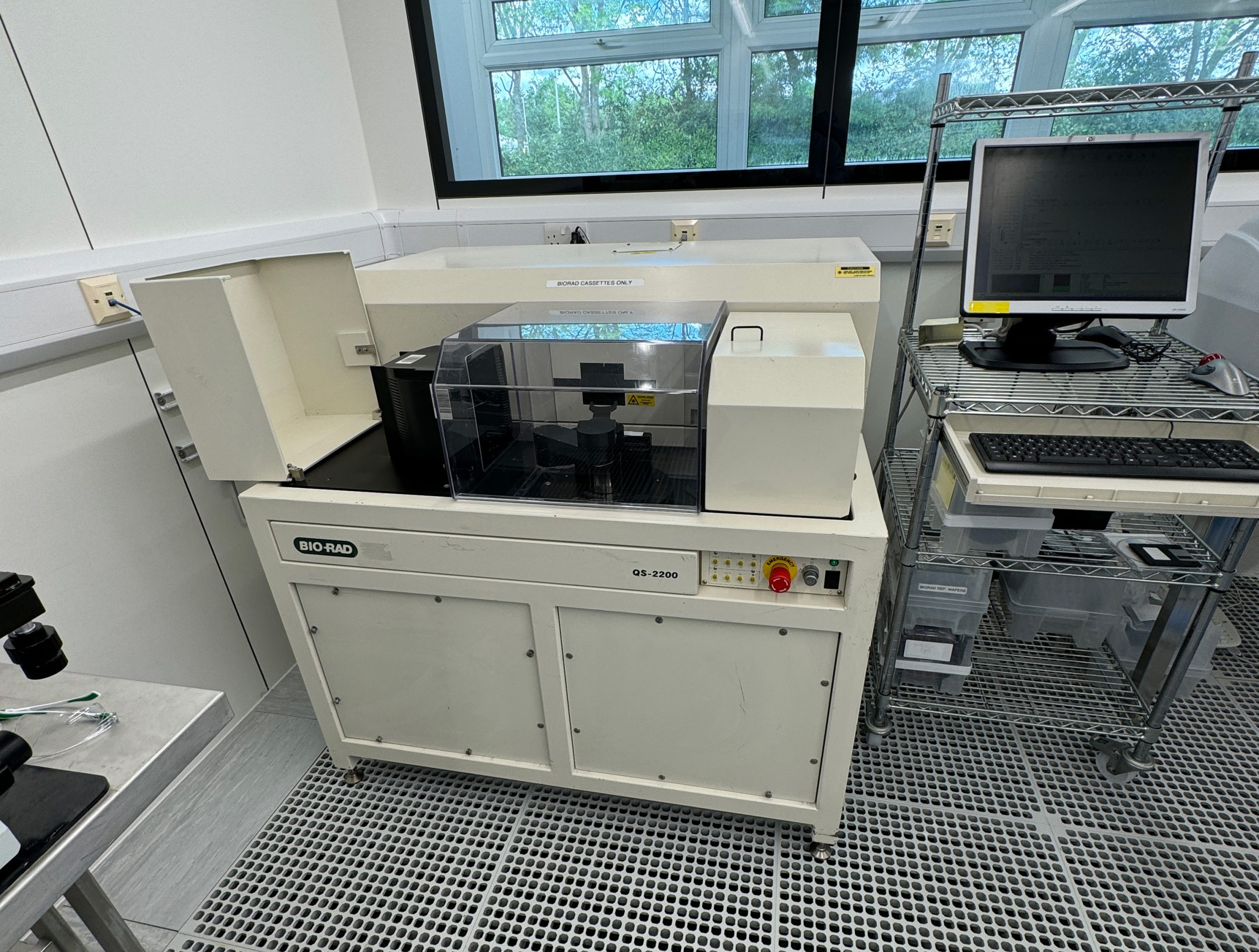 Used Biorad/Accent QS 2200 A Spectrometer