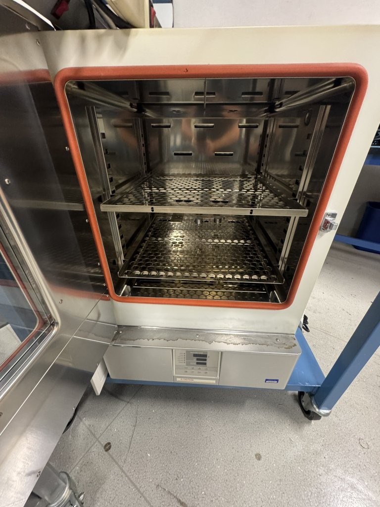 Used Yamato DKN402 Forced Convection Tabletop Lab Oven