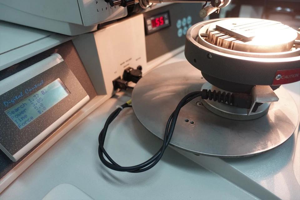 Used 2001 KULICKE & SOFFA 4523AD 4523A DIGITAL K&S ULTRASONIC WEDGE WIRE BONDER
