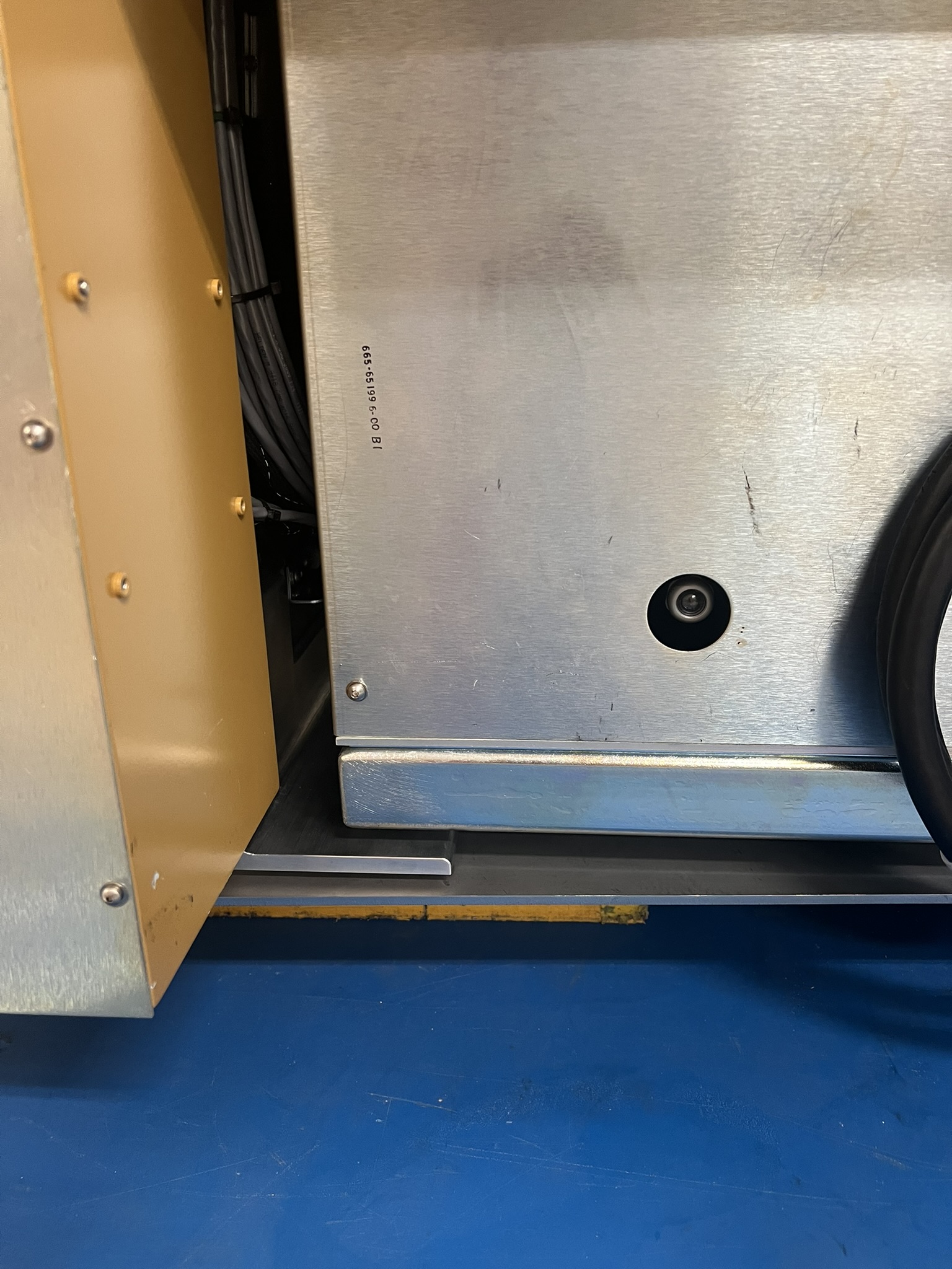 Used KLA 2138 XP Dual open cassette for 200mm