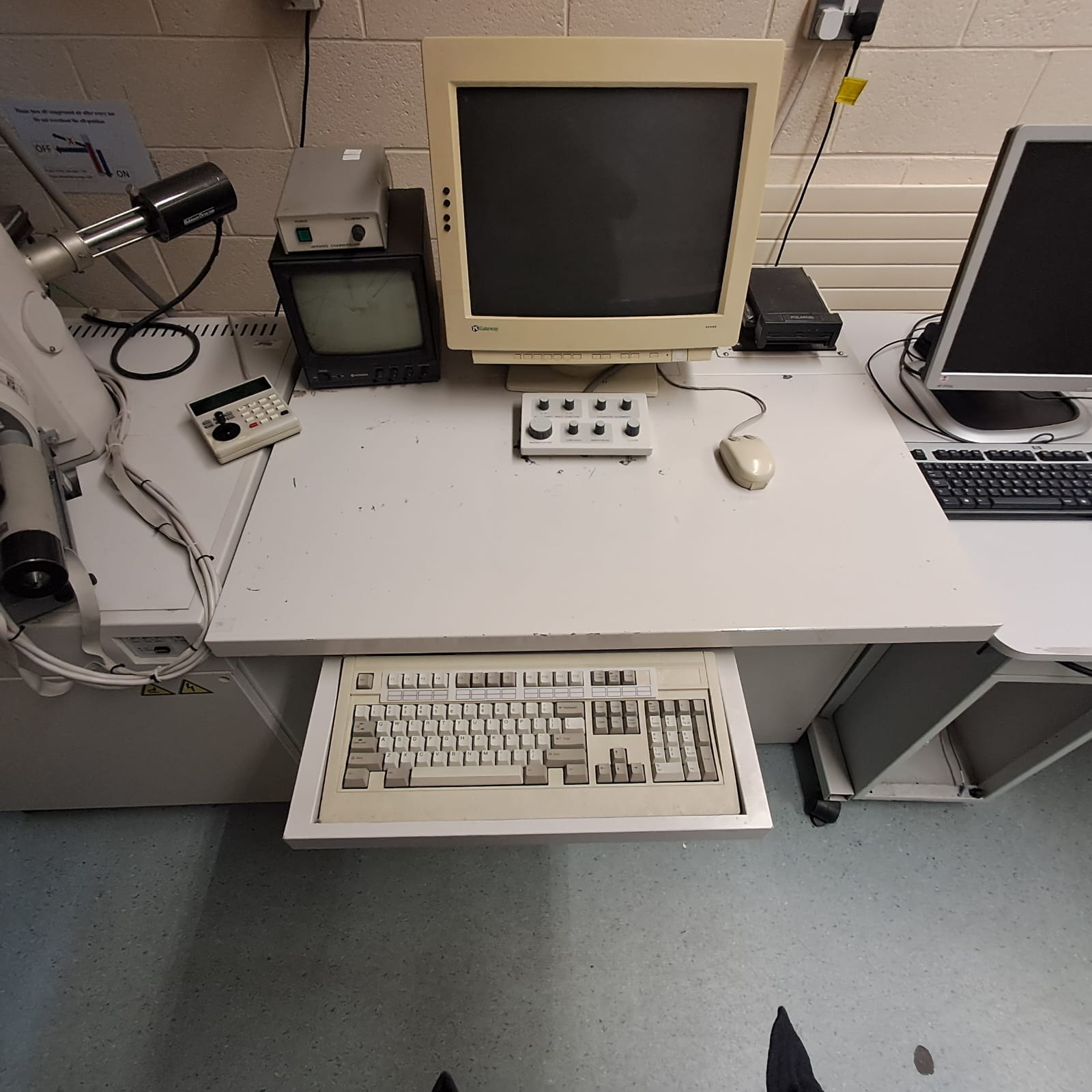 Used HITACHI S-3200 SEM