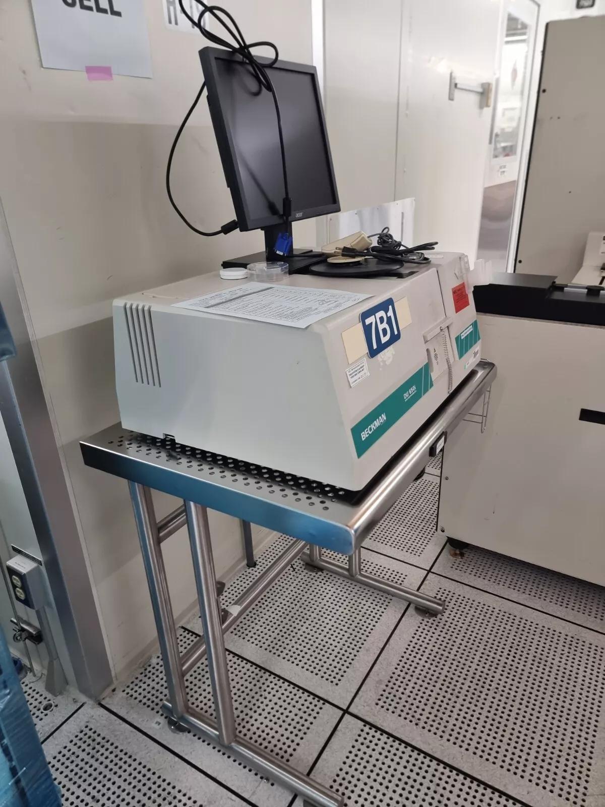 Used Beckman DU650i Spectrophotometer with monitor