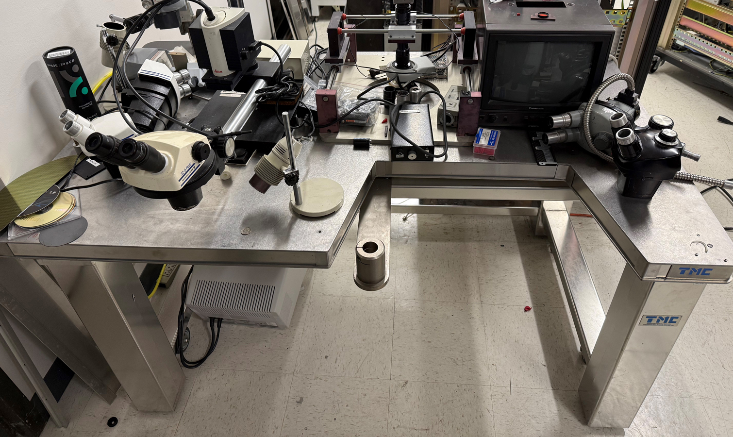 Used TECHNICAL MFG. CORP. MICRO-g 63-661, Vibration Isolation Table