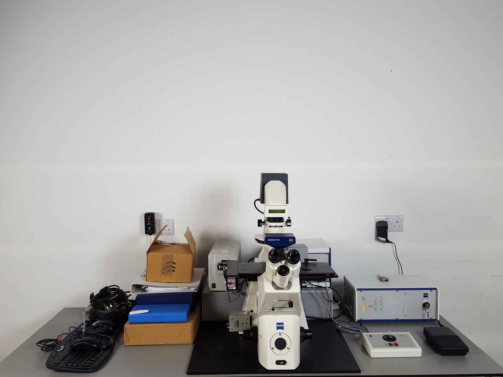 Used PALM Laser Microscope Microlaser Microbeam Capture Zeiss Axiovert 200M P.A.L.M