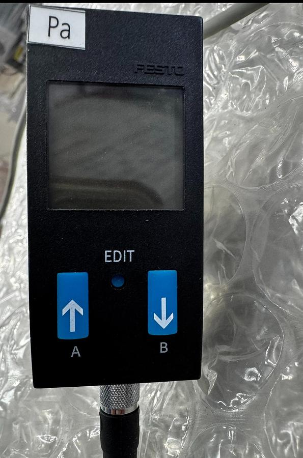 Used Festo SDE1-D10-G2-R18-C-P1-M8 Digital Pressure Sensor 0-10 Bar 145 PSI P/N 192026