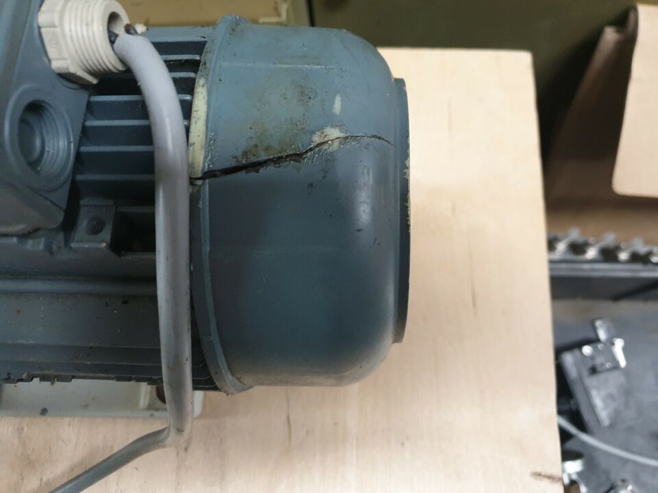 Used Leybold TRIVAC S16B Vacuum Pump W/ AR16-25 EXHAUST OIL MIST FILTER (RBD1.2)